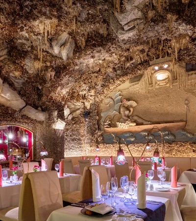 O�istec, smilstvo, ob�erstv�. Danteho Inferno za�ijete v restaurantu Triton